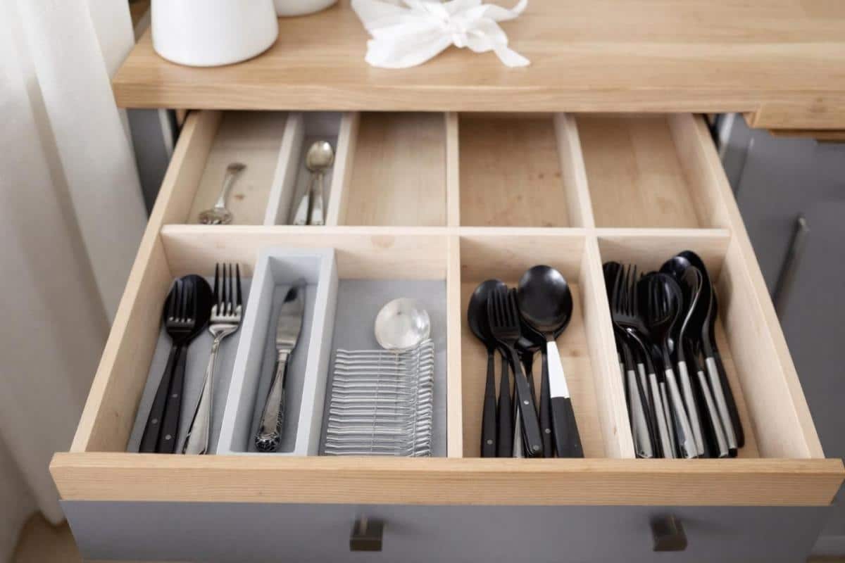 Comment ranger les couverts à la fin d'un repas ?