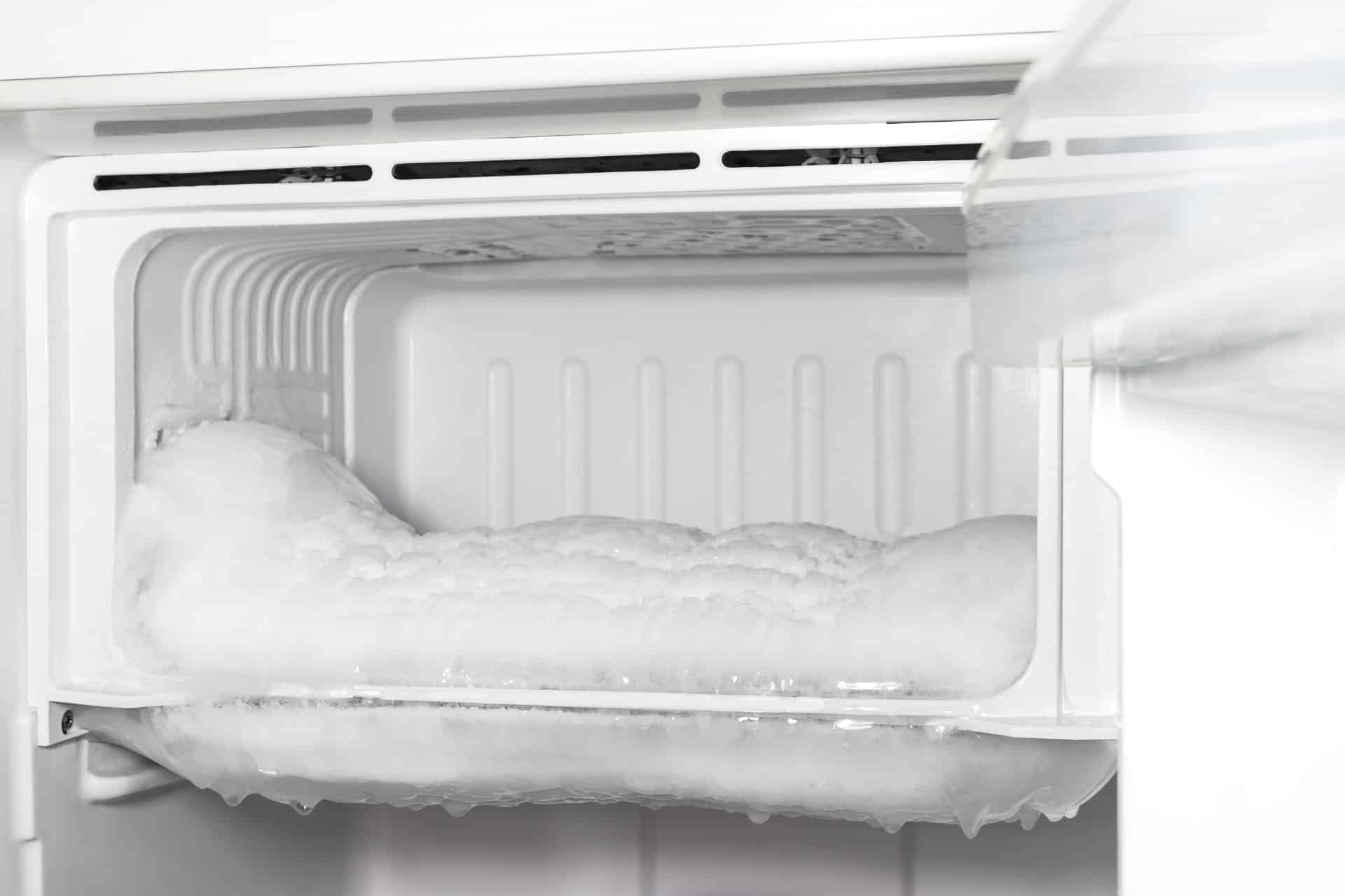 congélateur, cette astuce méconnue permet d’éliminer la glace en un rien de temps