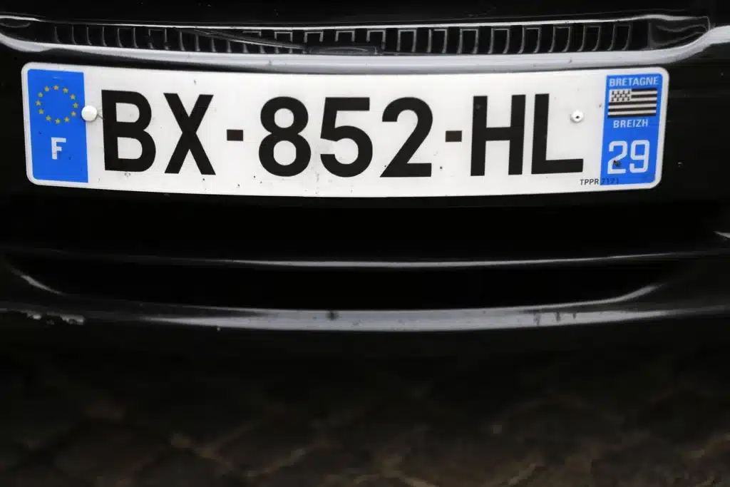 « du racket pur et simple » elle met un autocollant de sa région sur sa plaque d'immatriculation, et écope d'une lourde amende